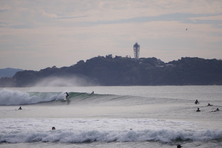 「汐小前」江の島をバックに厚めのレフトブレイク!