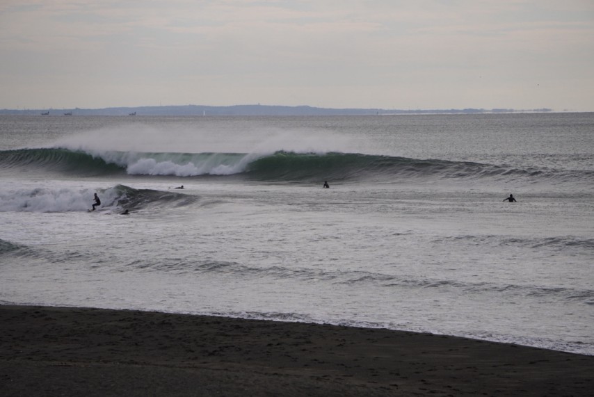 「汐小前」チサンよりも地形が深めな分、しっかりと切れた波になりやすく、極上なブレイクを届けてくれました。