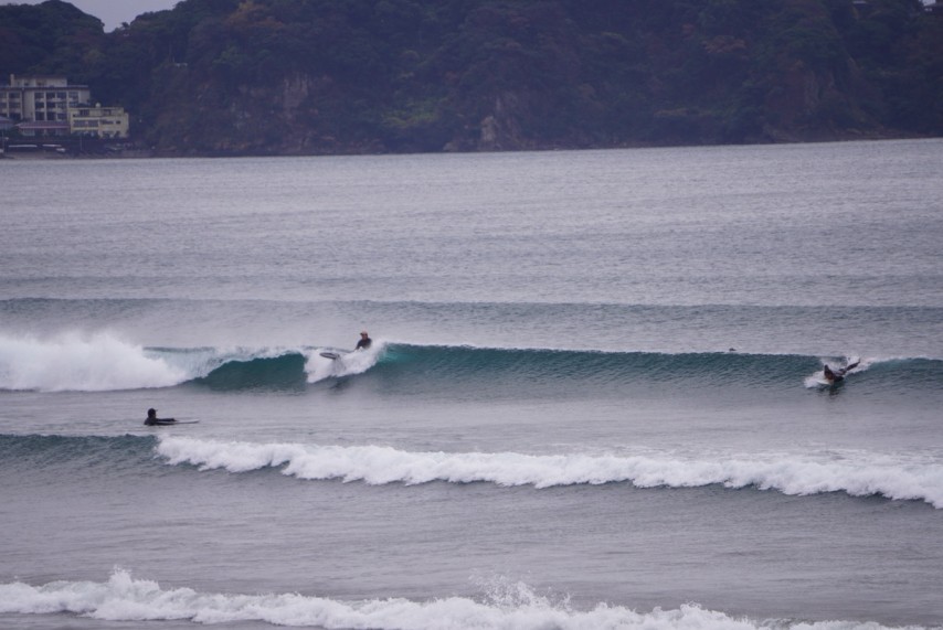 東〜南東寄りのうねりのため、江の島から離れるほどに反応が良い。