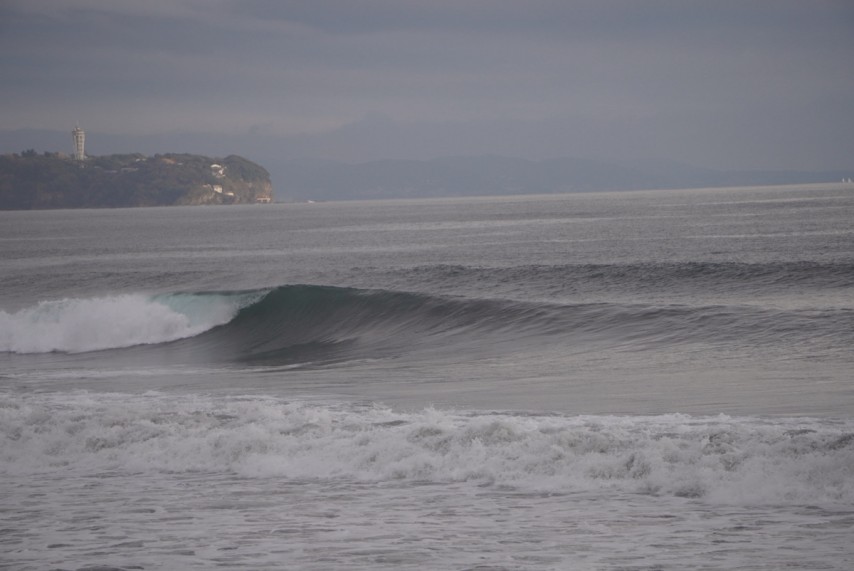 砂浜整備のため、インサイドの地形が変化中？ 肩サイズの波がインサイドで強烈にブレイク。