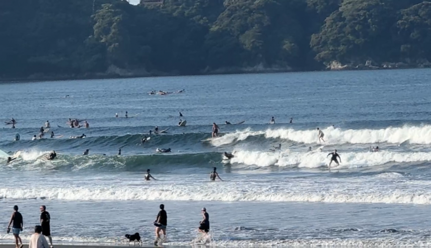 「鵠沼」日本で一番混雑する!?と言われる真夏の湘南。手前までロングライドしていました。