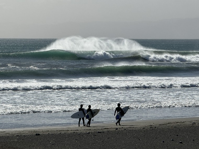 「鵠沼」強烈なオフショアで巻き上がる波しぶき、3人のサーファーはどこではいったのだろうか。