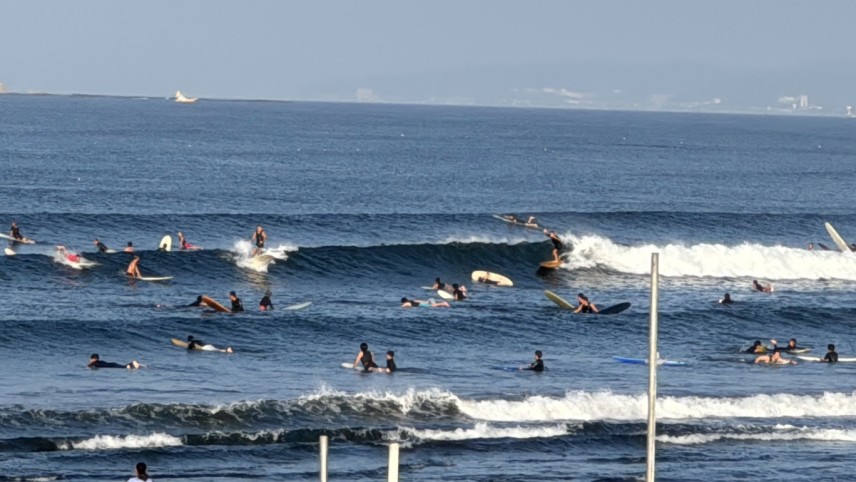 「水族館前」メローなブレイクを軽やかに走るサーファー。この人混みを避けて乗れたのだろうか。