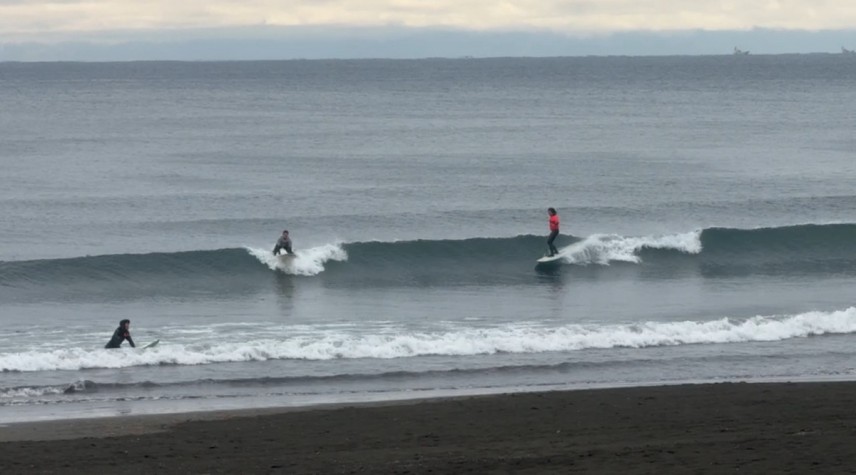 モモ腰〜腹サイズまでアップ。 江の島が近いために反応が鈍く、北〜北東寄りの風がやや強めに吹いており、うねりは抑えられている状態。 