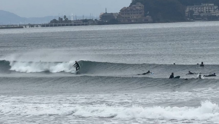数値予報通り、強弱のあるオフショアとなってきました。