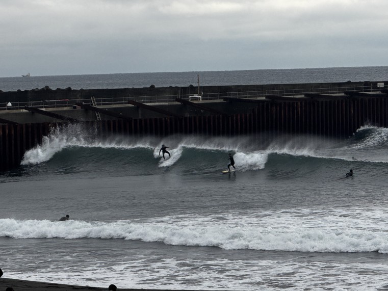 ワイドなブレイクが目立ちながら、平塚生コンの堤防を見るあたり、南うねりも徐々に反応してきました。 