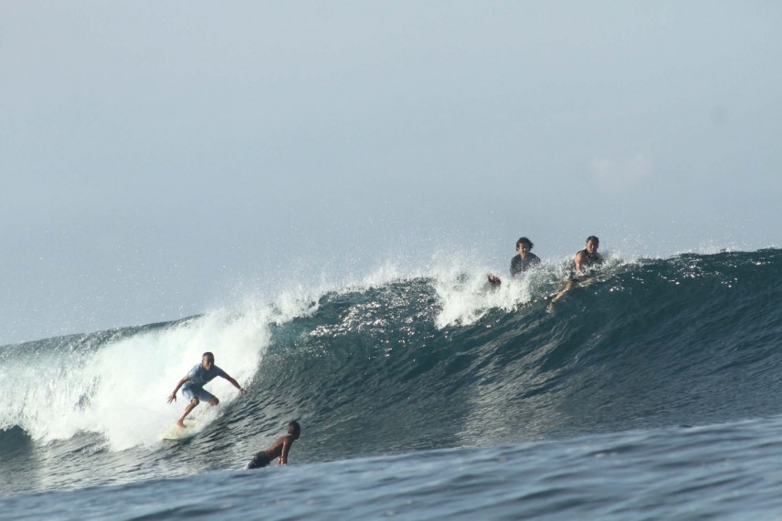 青木さんの安定したボトムターン、狙っているショルダーへの視線が良いですね