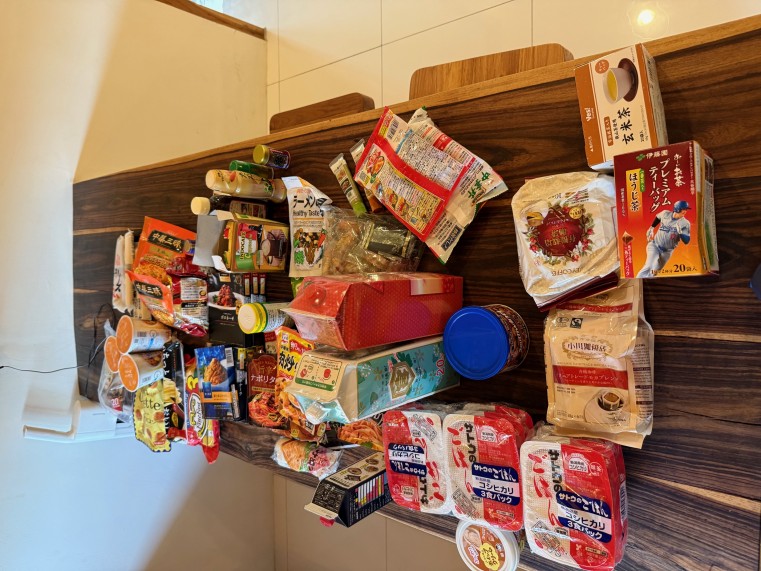 自炊も可能な波伝ハウスに持ち込んだ食料とお酒の数々
