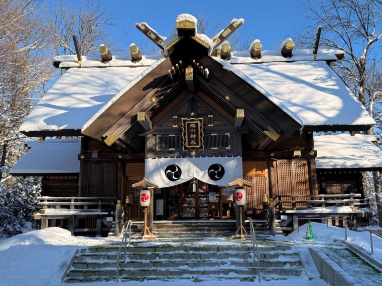 明治時代に旭川を切り開いた時に入植者らで建立された旭川神社