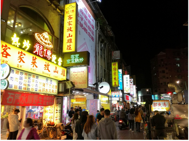 グルメに特化したローカル感のある夜市。18時〜21時が混雑のピークで、20時以降も活気にあふれます。