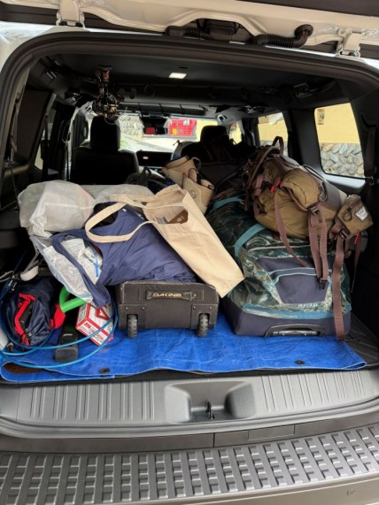 スノボー長期合宿に備えて大量の荷物を車に積み込む