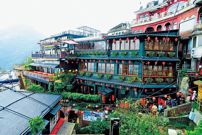 赤い提灯とノスタルジックな町並み「九份」。映画の舞台のような幻想的な景色。