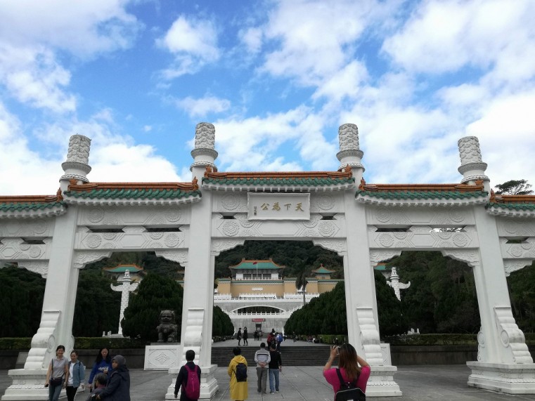 故宮博物院は、戦火を避けて台湾へ移送された至宝を所蔵する世界最大規模の古代芸術博物館。 中国の文化・芸術の精華を今に伝える