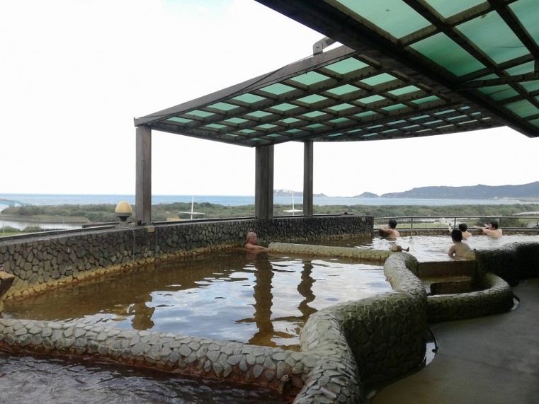 日本統治時代に作られた「 金山総督温泉」。4階屋上に海が見える露天風呂。