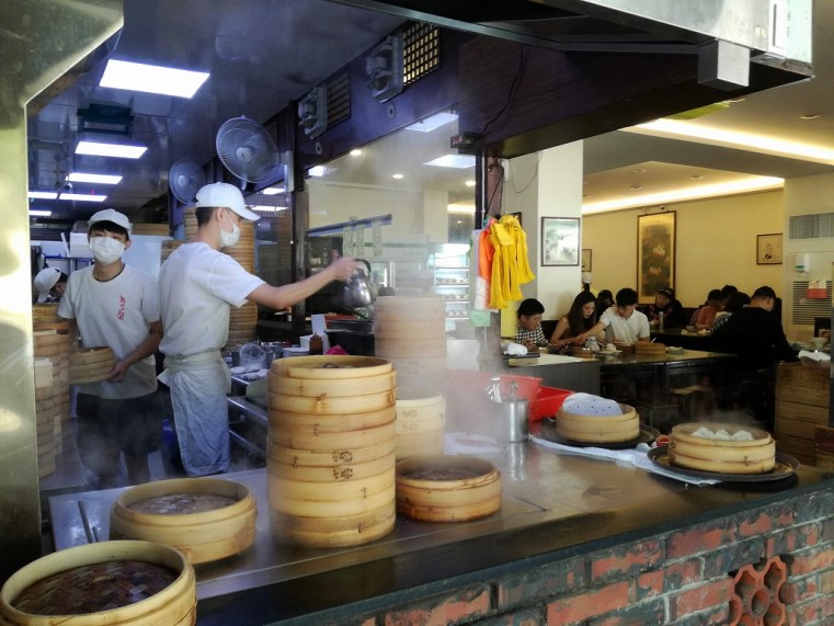 台湾で外せない 小籠包。 薄皮に包まれ、熱々で肉汁たっぷり。至福のひと時。