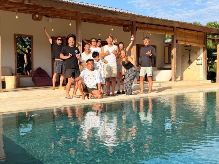 オーナーの北村君(最前列)とストラディーのクラブ員の皆さまとの記念撮影。素敵なプールに加えて開放感のあるテラスにバスタブも設置されています。