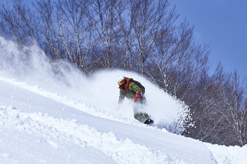 パウダースノーでのターンはサーフィンのターンに近い感覚が“時”にあります。