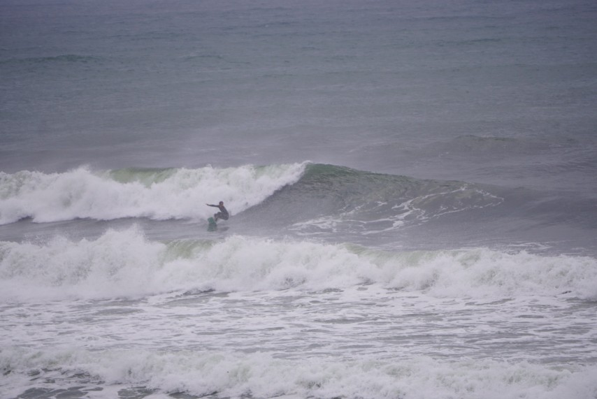 南西風による波をかわしやすい鎌高前(午前9時頃)