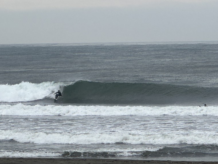 強い南〜南西風の波を軽減する大磯