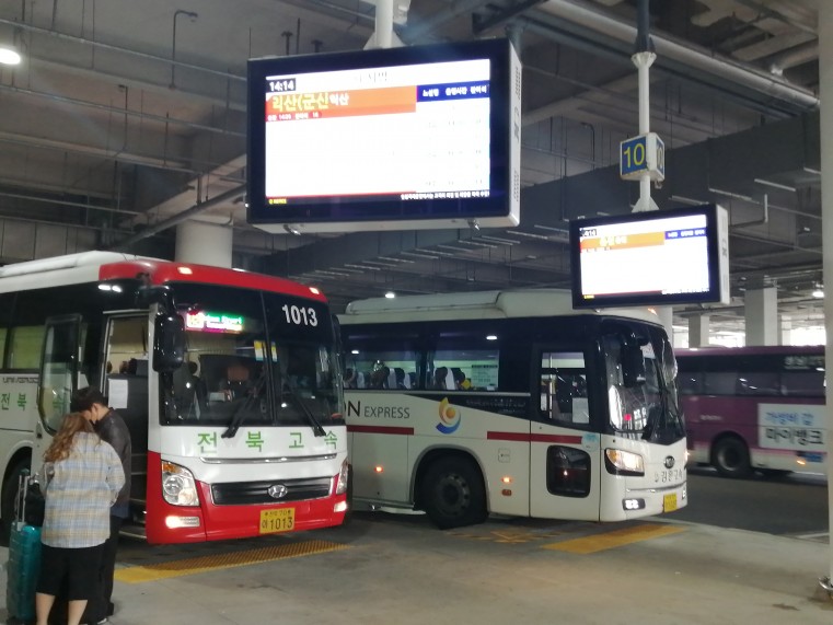 空港直通の高速バスターミナル。カンヌンまで約3,500円