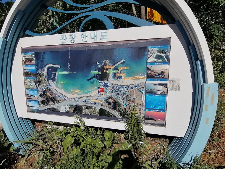 インクビーチの案内板。左堤防側は、北東の風をかわせるグーフィーポイント。