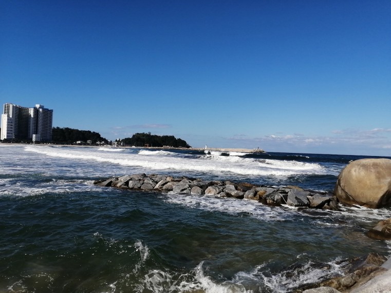 竹島ビーチ。近くにはリゾートマンション、秋が、ベストシーズン。