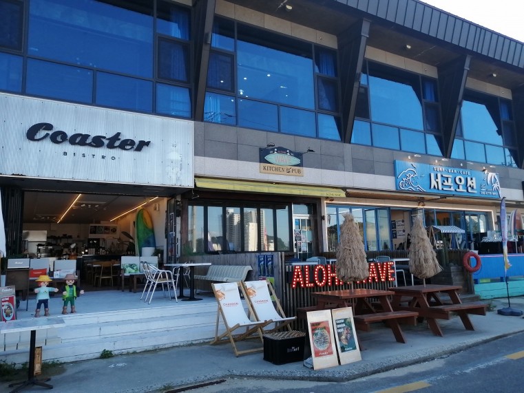 おしゃれなカフェとサーフショップ。