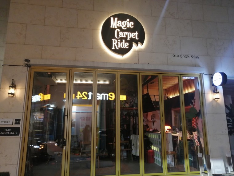 サーフショップ兼、カフェ＋２階は宿