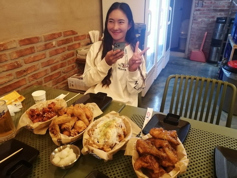 韓国の「チメク（チキン＋ビール）」。甘辛いヤンニョム、チーズ味などフライドチキンと冷たいビールの定番人気メニュー。