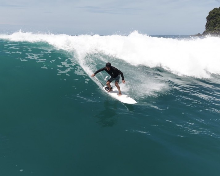 レイキー湾の向かい側にあるマチポイントでの☆加藤。酷暑に対応できてキャップが大波でも外れないラッシュガードを波伝説でも近々販売予定です。背中のポケットにはインゼリーや小ペットボトルも入ります。(photo by gecko)