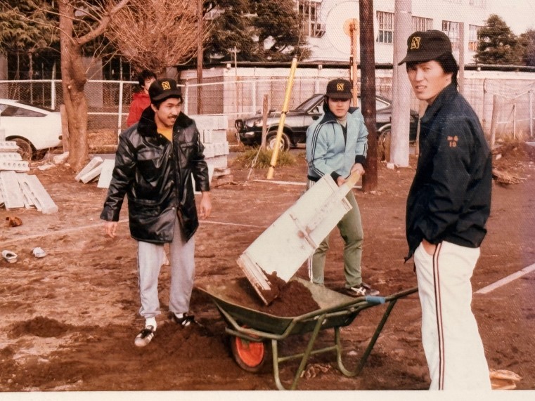 右端が☆加藤。高校時代のバレーボール部の後に草野球にハマった時代もありました。しかも監督でした。(笑) この写真は試験休み中の母校で練習していた時のもの。たぶん区役所を午後半休して熱く草野球の練習していた時代。何事にも熱くなる!?(笑)