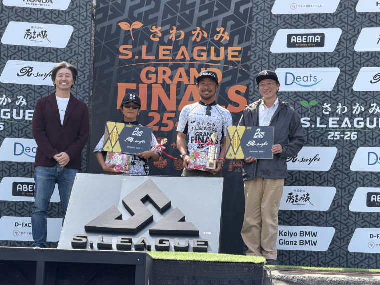 <ロングボード2位＞ 秋本　祥坪 田岡　なつみ 