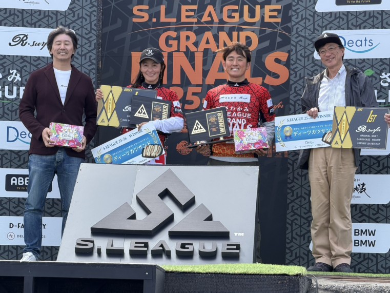 <ロングボード優勝＞ 浜瀬　海 吉川　広夏 