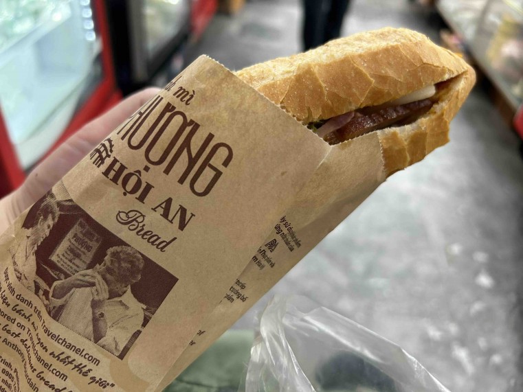 バインミー240円：全部（肉・野菜・パクチー入り）をオーダー