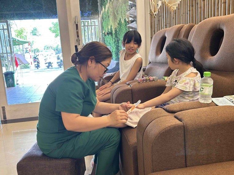 日本では子ども二人のネイル代まで払ってあげる余裕はなかなかありませんが、ありがたいベトナム価格!