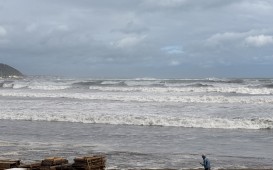 鎌倉由比ガ浜の遥か沖から割れる大波