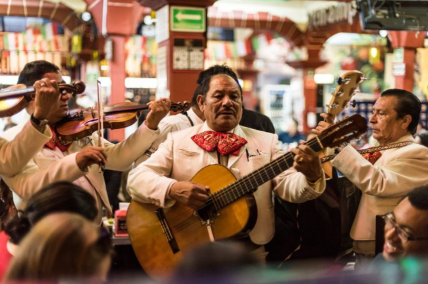 情熱的な音楽を奏でる音楽団マリアッチ。メキシコの酒場には欠かせない!