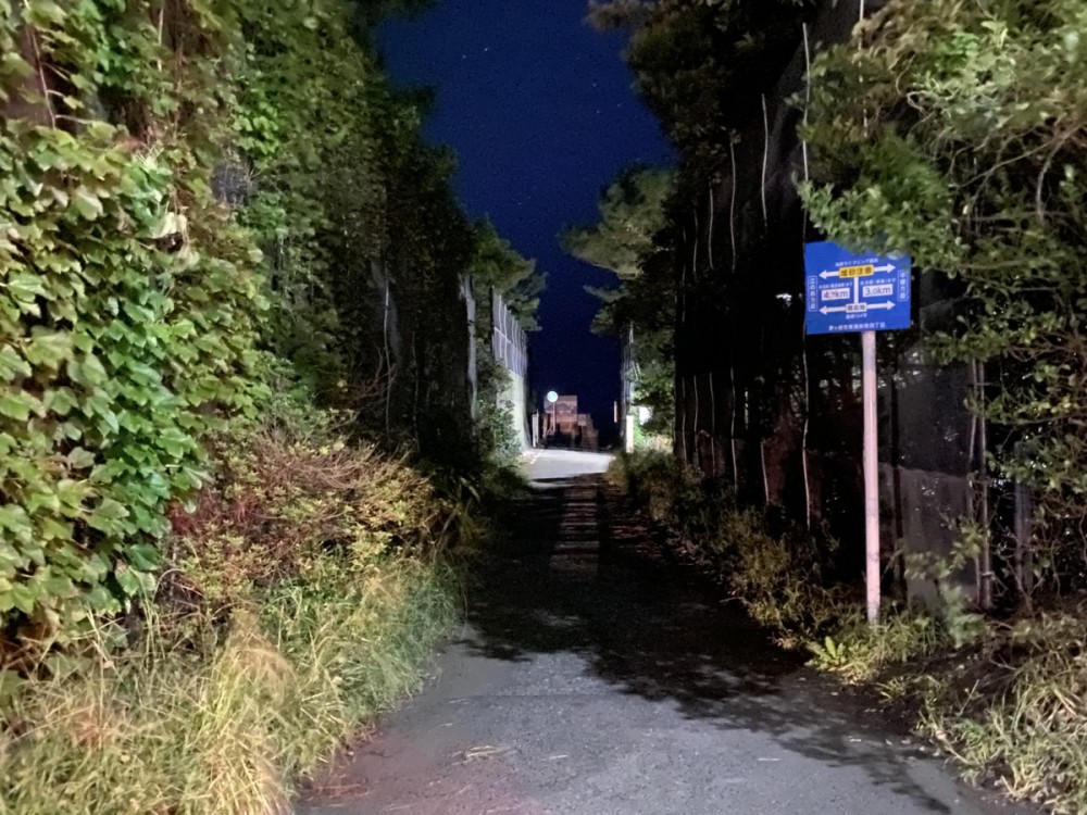 茅ヶ崎パーク：海に繋がる真っ暗な道。