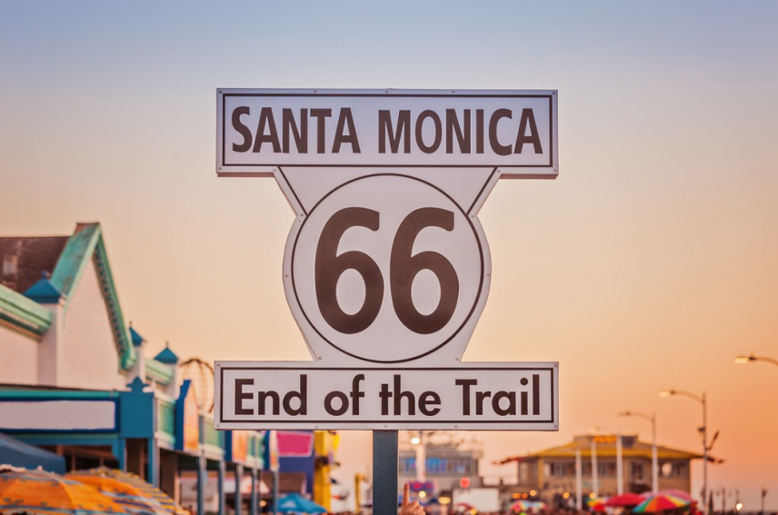 ルート66（Route 66）の終点。シカゴからサンタモニカを結んでいた全長約3,755キロメートルの道路 